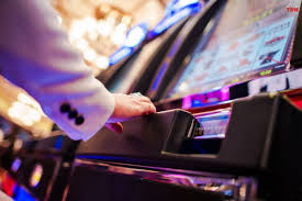 The Evolution of Slot Machines: From Mechanical Reels to Online Slots